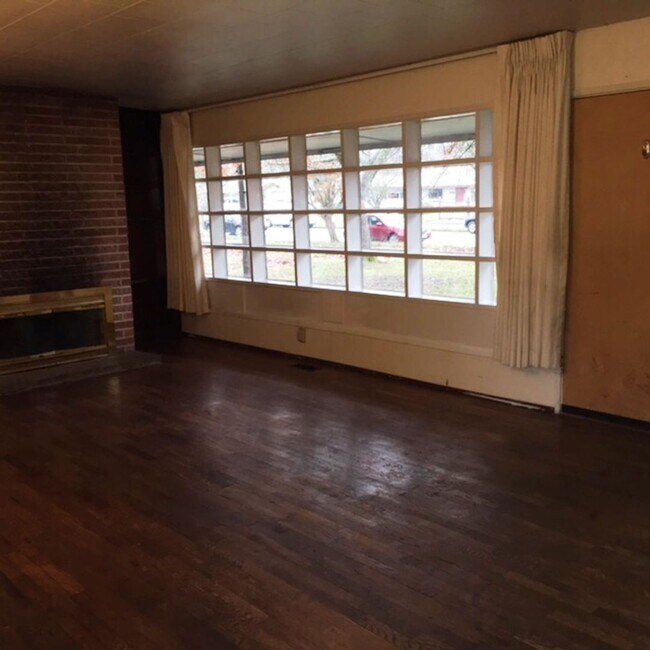 Foto del edificio - 3+ Bdrm in Quiet Neighborhood w/Lots of Natural Light