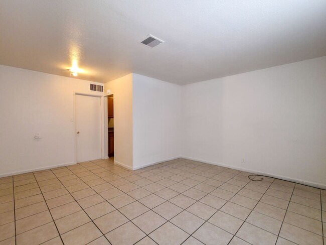 Building Photo - Cozy 1-bedroom / 1-bathroom Apartment Available for Lease in Yuma, AZ!