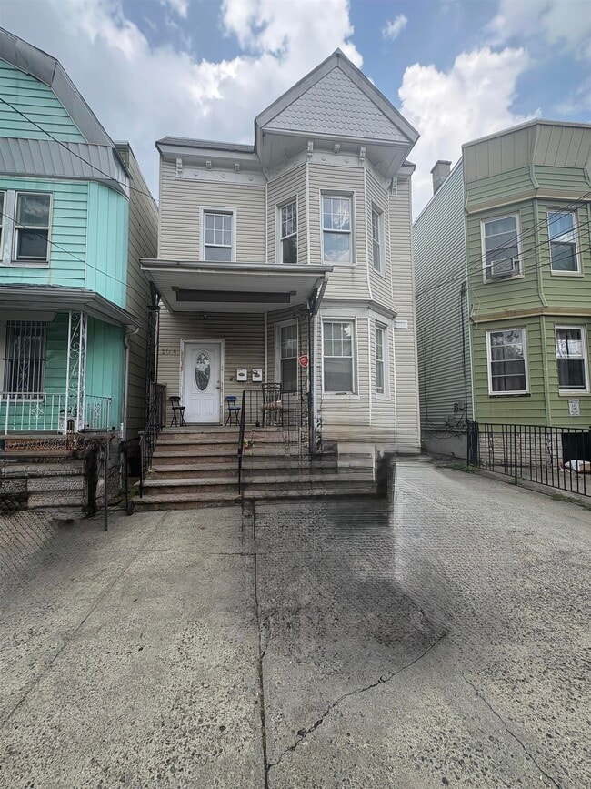 Building Photo - 104 Bayview Ave