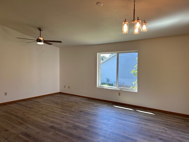 Building Photo - 636 Rolling Oaks Dr