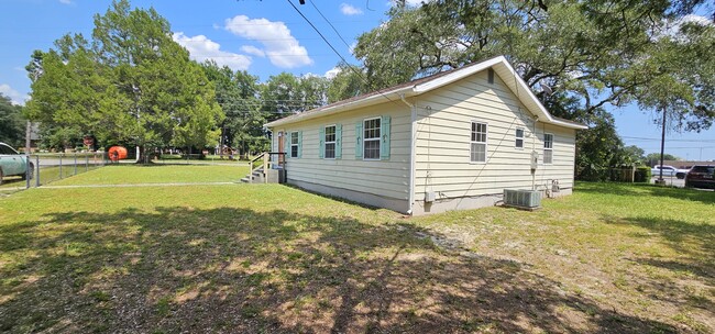 Building Photo - 725 Powell Dr