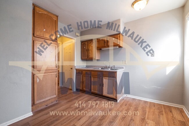 Building Photo - Lovely 2 Bedroom Side by Side unit with Fe...
