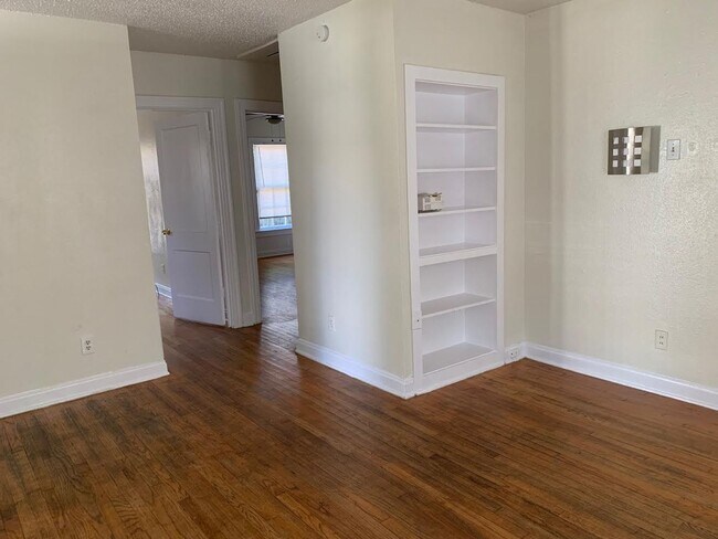 Foto del edificio - 3bed/1bath House - Two Blocks from Campus