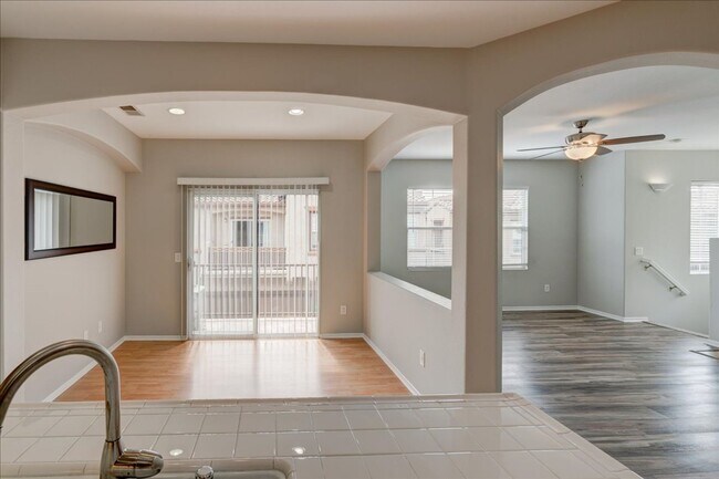 Foto del edificio - Fantastic 2 Bedroom Townhome minutes away to Camp Pendleton