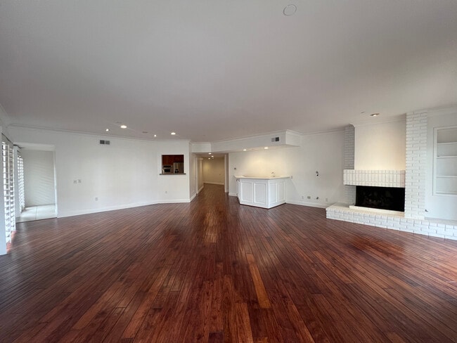 Building Photo - 512 Esplanade
