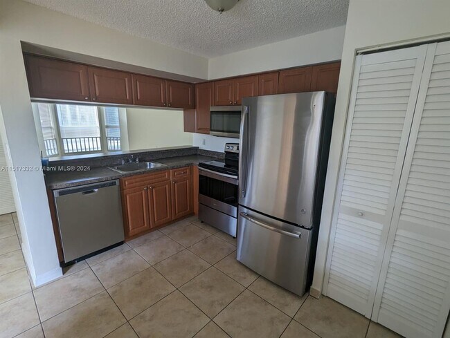 Foto del edificio - 15201 Glenmoor Dr