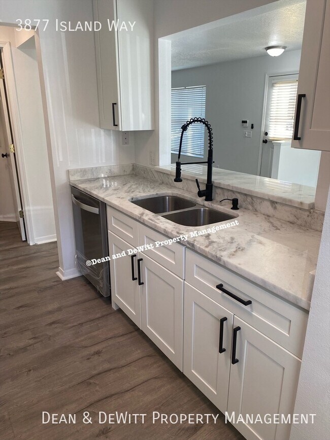 Foto del edificio - 3877 Island Way