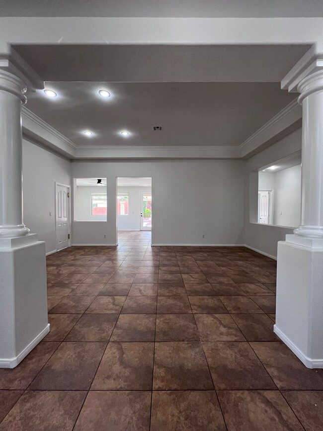 Foto del edificio - Stunning 4-Bed 3 Car Garage Gated Single S...
