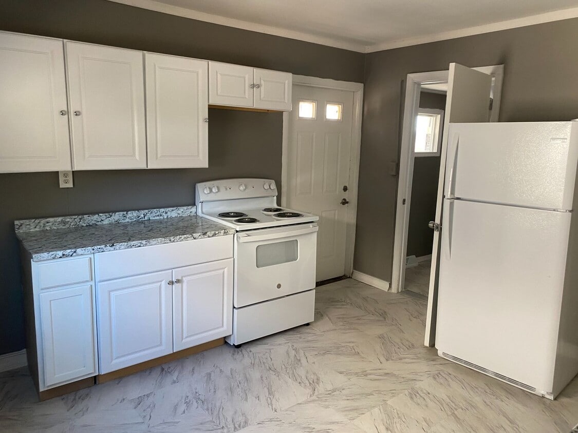 Foto principal - Single Family Home, Valley View School District, Gas heat, Private off Street Parking