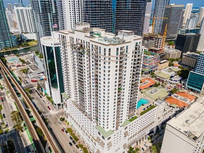 Building Photo - 999 SW 1st Ave