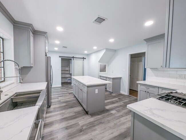 Building Photo - Spacious 4/3 bathroom Home