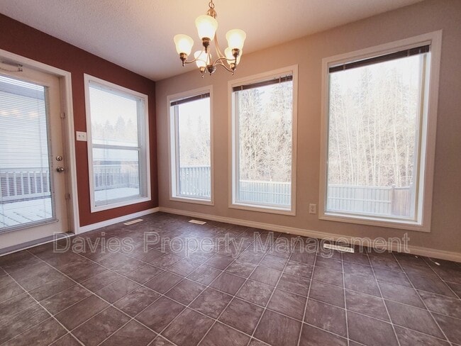 Photo du bâtiment - 1796 Melrose Crescent SW