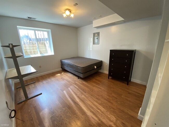 Building Photo - 6 br, 2 bath House - 504 Walnut St