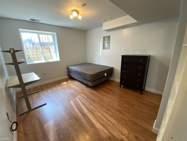 Foto del edificio - 6 br, 2 bath House - 504 Walnut St