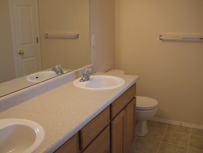 Foto del edificio - 3 Bedroom End Unit Townhome