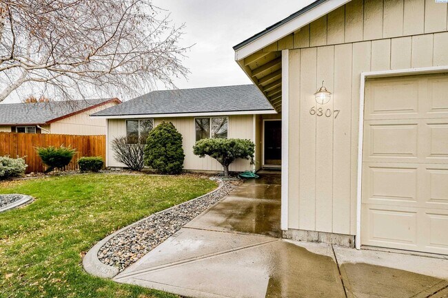 Foto del edificio - Nice Home, Yard care Included