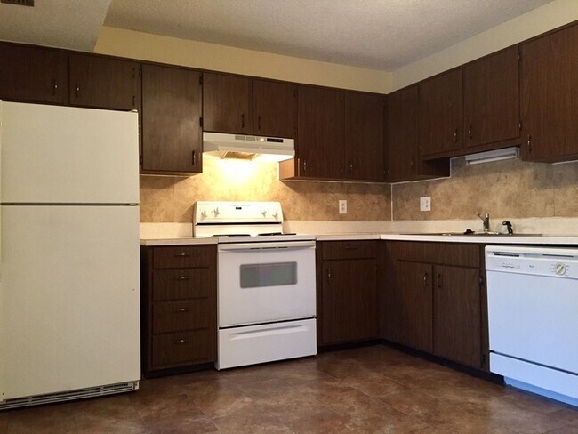 Foto del edificio - 2 Bed 1.5 Bath two story condo.