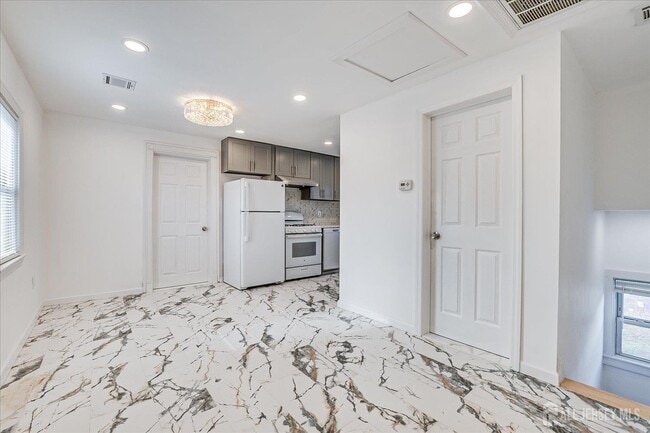 Foto del edificio - 385 Pierson Ave