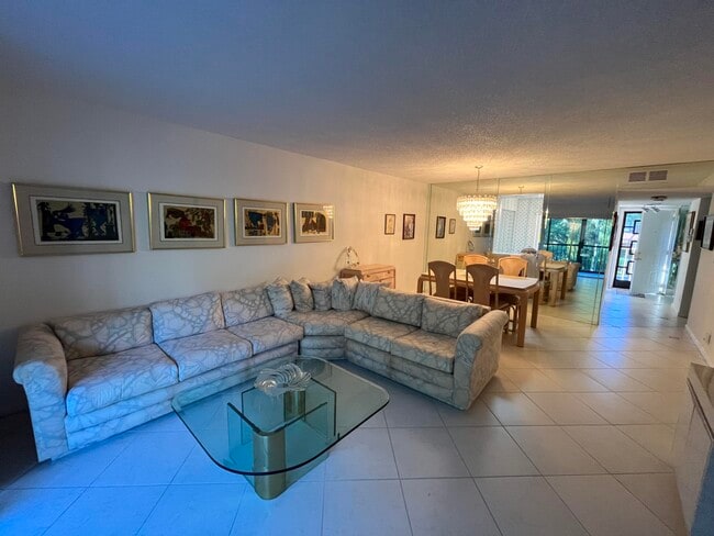 Foto del edificio - 7281 Amberly Ln