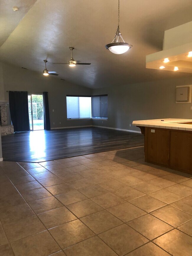 Foto del edificio - 3 bedroom 2 bathroom Home in Silver Lakes!...