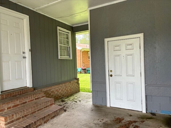 Building Photo - 3-Bedroom 2-bath house