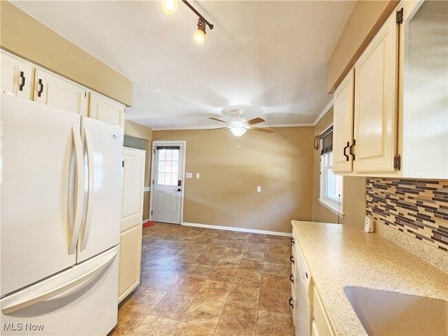 Building Photo - 3261 Englewood Dr
