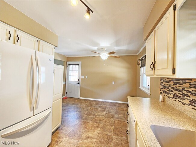 Foto del edificio - 3261 Englewood Dr