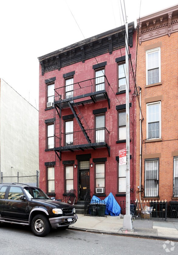 Foto principal - 661 Henry St