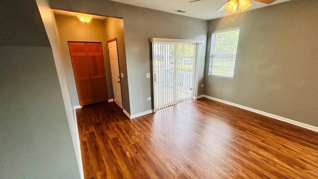 Building Photo - 2215 Aurora Dr