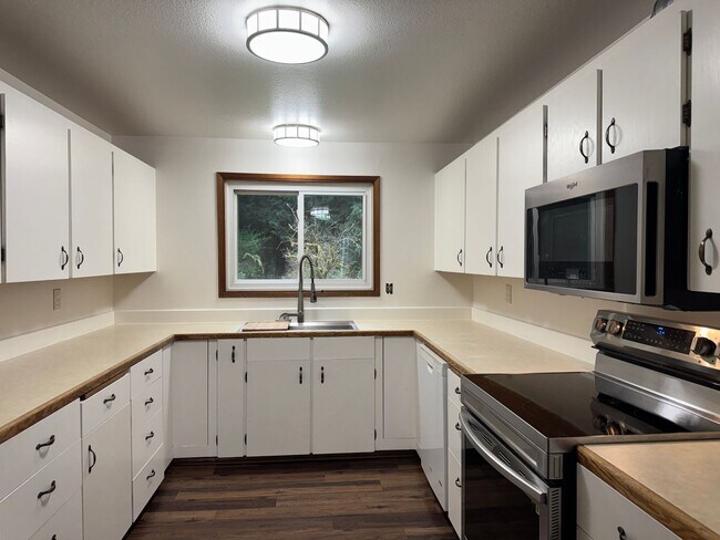 Foto del edificio - Cozy one story home on beautiful close to town acreage.