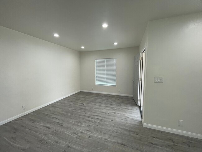 Building Photo - 840 W 127th Pl