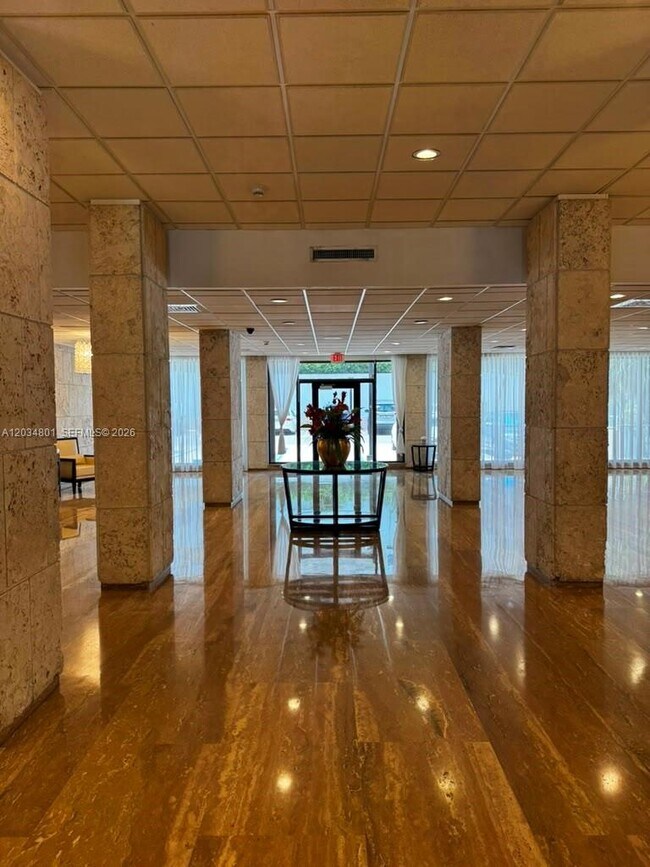 Foto del edificio - 1980 S Ocean Dr