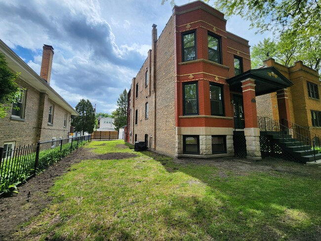 Building Photo - 5453 W Giddings St
