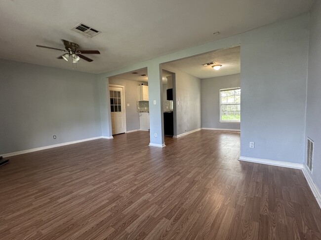 Building Photo - 1826 Wayside Dr