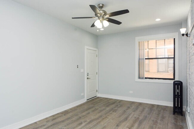 Building Photo - 7622 N Eastlake Terrace