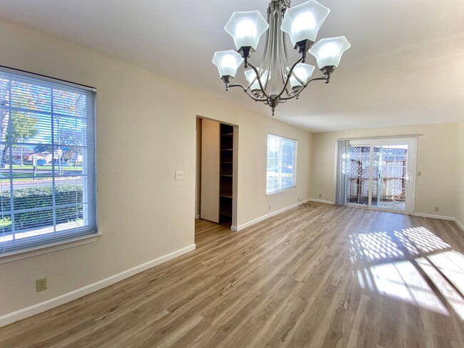 Building Photo - Charming 2-Bedroom Townhome for Rent! - Un...