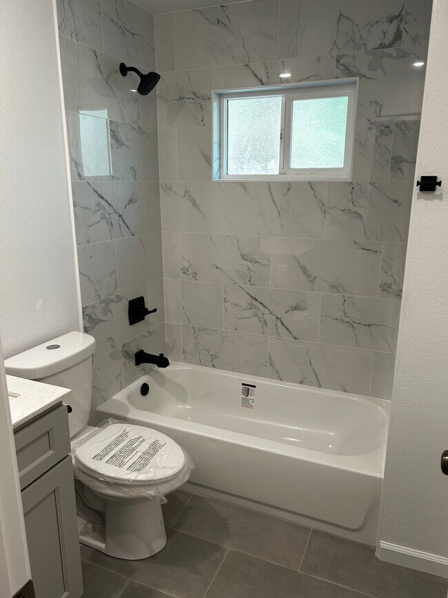 Foto del edificio - 2082 Treewood Ln
