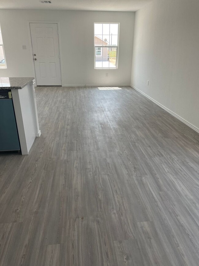 Building Photo - 3 Bedroom Single Family Home in Far West S...