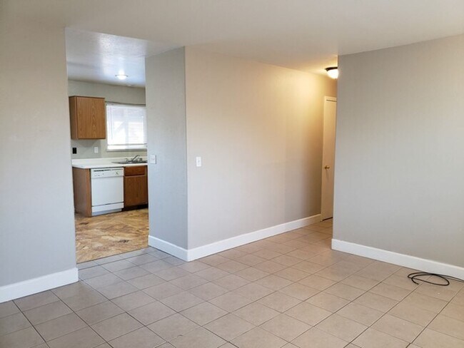Foto del edificio - Three Bedroom Stead Home with Storage S...