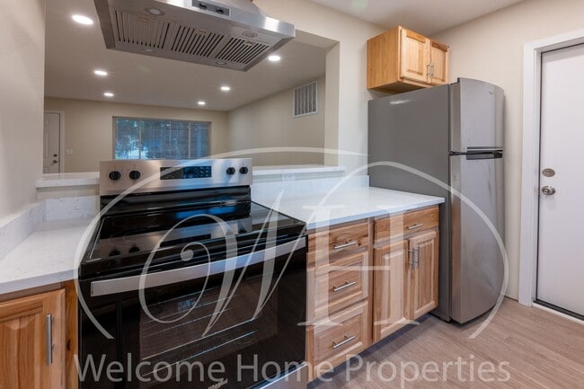 Building Photo - Spacious 2 bedroom duplex with attached garage