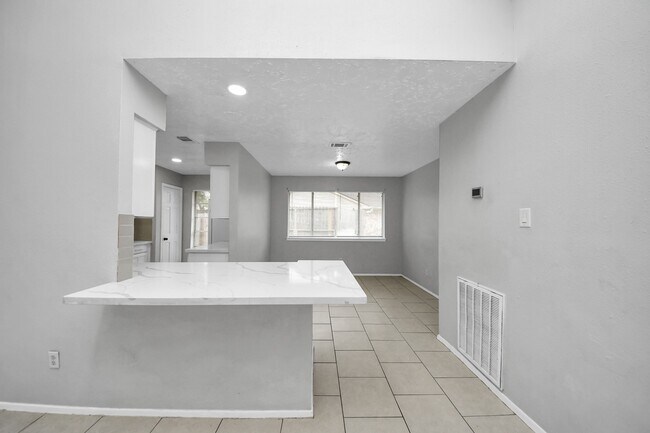 Building Photo - 7351 Sonnet Glen Ln