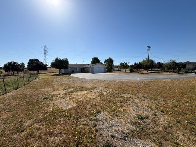 Building Photo - 3 Bed 2 Bath Country Home