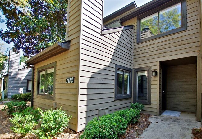 Building Photo - 704 Cedar Chase Cir NE