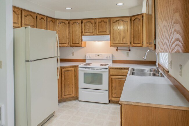 Building Photo - 3 bed, 2 bath Ramber with 2 Car Garage & F...