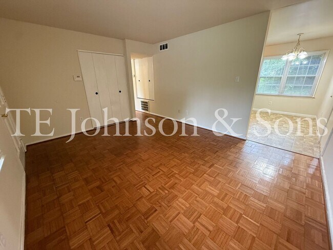 Foto del edificio - Charming 4 Bedroom Ranch with Fenced Yard and Hardwood Floors