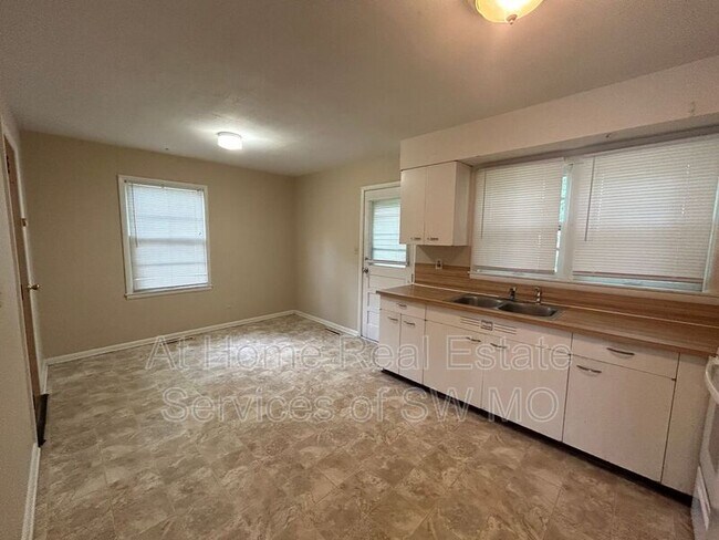 Foto del edificio - 306 W Lindberg St