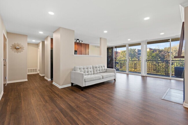Building Photo - 6000 Oakwood Dr