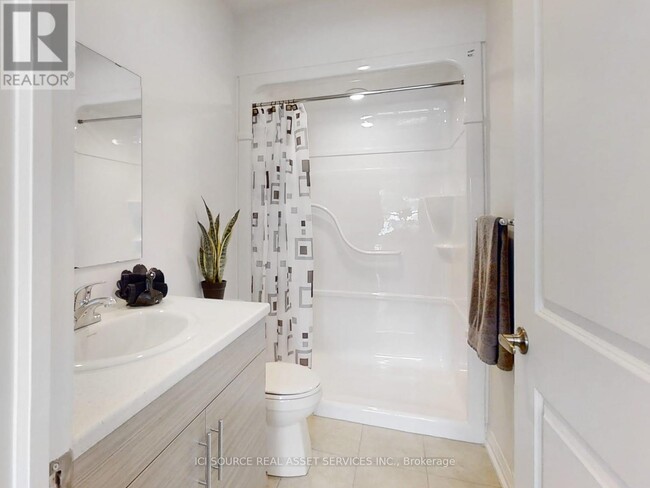 Building Photo - 77 William St N