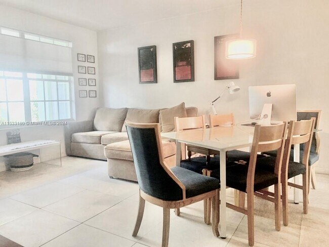 Foto del edificio - 8540 Byron Ave