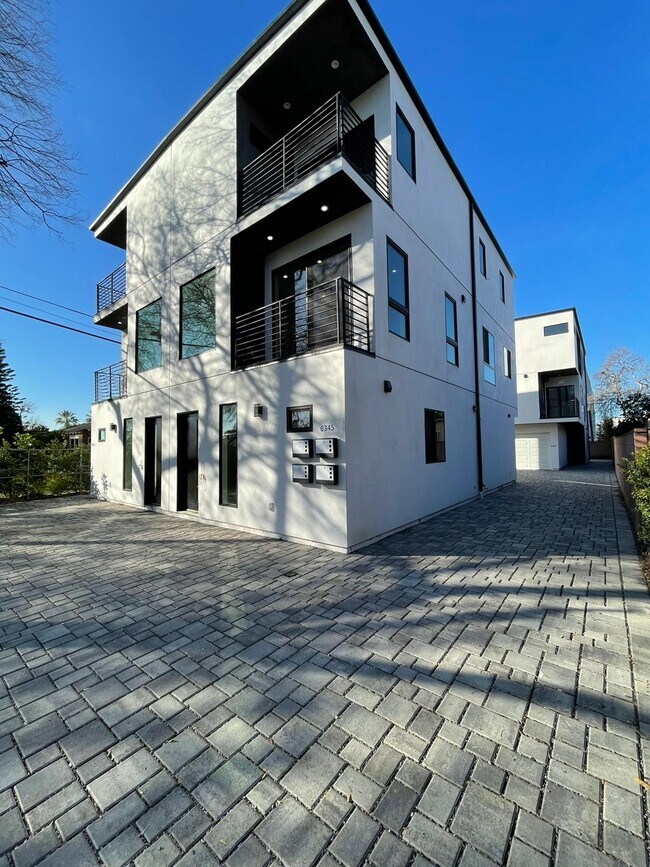 Foto del edificio - 6345 Farmdale Ave